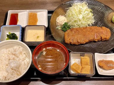 Çıtır tonkatsu, Japon usulü kızarmış domuz pirzolası dilimlenmiş lahana ve tuzlu sosla servis edilir. Lezzetli bir kıtır kıtır doku ve sulu et dengesi.