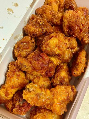 Kızarmış Kore tavuğu, tatlı ve baharatlı sosla mükemmel bir şekilde jölelenmiş. Yemek fotoğrafçılığı ve menüler için idealdir. Bu sevilen yemeğin dayanılmaz çıtırtısını ve lezzetini sergiler..