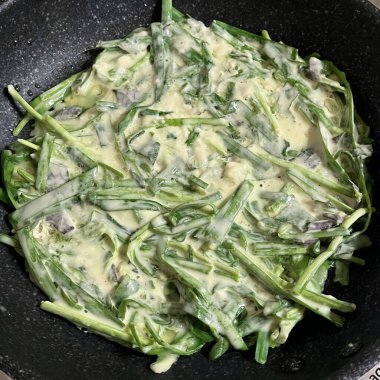 Çıtır çıtır buchu jeon, Kore usulü krep, hafifçe kızartılmış. Taze soğan ve lezzetli bir hamur işi ile lezzetli ve doyurucu bir aperatif ya da meze yaparlar..