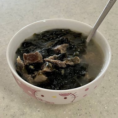 Miyeok Guk, genellikle deniz yosunu, sığır eti ve soya sosuyla yapılan lezzetli bir Kore yosun çorbasıdır. Rahatlatıcı bir yemek genellikle doğum günlerinde ya da doğumdan sonra yenen bir yemek olarak kullanılır..