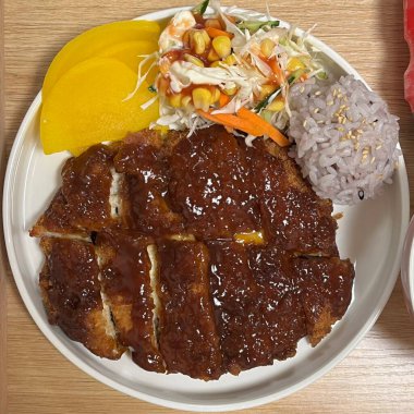 Çıtır tonkatsu, Japon usulü kızarmış domuz pirzolası dilimlenmiş lahana ve tuzlu sosla servis edilir. Lezzetli bir kıtır kıtır doku ve sulu et dengesi.