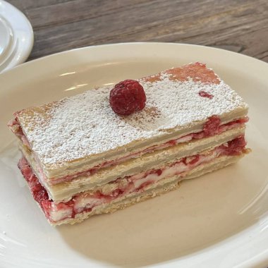 Taze meyve ya da şekerle kaplı, bol krema ve kremalı nefis bir dilim pasta. Tatlı fotoğrafçılığı için mükemmel, yiyeceklerle ilgili projelerde hoşgörü ve tatlılık gösteriliyor..