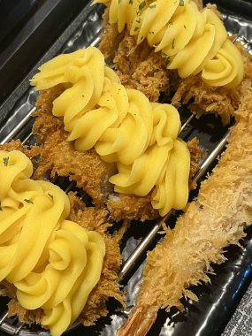 Çıtır tonkatsu, Japon usulü kızarmış domuz pirzolası dilimlenmiş lahana ve tuzlu sosla servis edilir. Lezzetli bir kıtır kıtır doku ve sulu et dengesi.