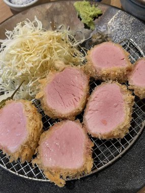 Çıtır tonkatsu, Japon usulü kızarmış domuz pirzolası dilimlenmiş lahana ve tuzlu sosla servis edilir. Lezzetli bir kıtır kıtır doku ve sulu et dengesi.