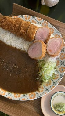 Çıtır tonkatsu, Japon usulü kızarmış domuz pirzolası dilimlenmiş lahana ve tuzlu sosla servis edilir. Lezzetli bir kıtır kıtır doku ve sulu et dengesi.