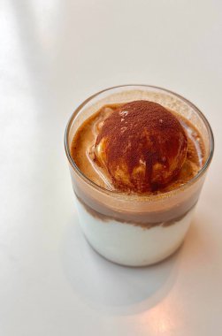 Buzlu latteyi kremalı süt ve zengin espresso ile tazeleyerek pürüzsüz ve canlandırıcı bir tat için buzun üzerinde servis ettim. Serin ve enerjik bir içkiden hoşlanan kahve aşıkları için mükemmel.!