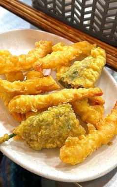 Çıtır çıtır ve lezzetli Twigim, sebze ve deniz ürünleri gibi çeşitli malzemelerle Kore usulü tempura, mükemmelce kızartılmış. Lezzetli, çıtır çıtır bir sokak yemeği gibi..