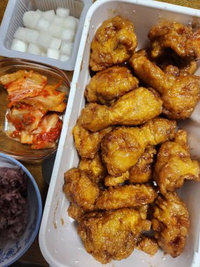 Kızarmış Kore tavuğu, tatlı ve baharatlı sosla mükemmel bir şekilde jölelenmiş. Yemek fotoğrafçılığı ve menüler için idealdir. Bu sevilen yemeğin dayanılmaz çıtırtısını ve lezzetini sergiler..