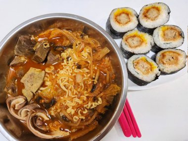 Çiğnenmiş erişteli ramen, bol baharatlı çorba ve yeşil soğan, yumurta ve sebze gibi lezzetli malzemelerle dolu dumanı tüten bir kase. Hızlı ve tatmin edici bir yemek favorisi..