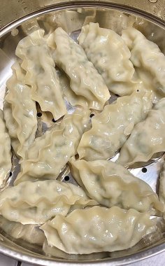 Köfte, tofu ve sebze gibi lezzetli malzemelerle dolu Kore hamur köfteleri. Mandu buğulama, haşlama ya da tavada kızartılma ile çok yönlü ve lezzetli bir aperatif ya da yemek yapılabilir..