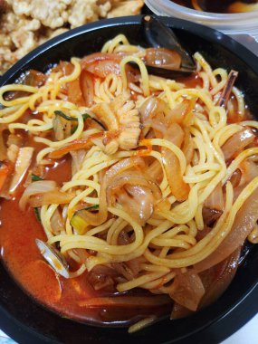 Buharı tüten bir kase jampong, baharatlı Kore-Çin erişte çorbası deniz ürünleri, sebzeler ve lezzetli et suyuyla dolu. İçten ve tatmin edici bir konfor tabağı..