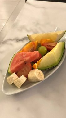 Taze, sulu karpuz, böğürtlen, üzüm ve daha fazlası ile dolu renkli meyve tabakları. Her ısırıkta doğal tatlılığın, canlı rengin ve ferahlatıcı lezzetin mükemmel bir karışımını sunuyor..