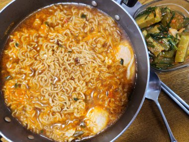 Ramyeon ya da Ramyun 'a yakın olan Shin Ramyun, baharatlı bir Kore usulü çorba şehriyesi. Ramyeon ya da yumurtalı Kore eriştesi Kore yemeği tarzı.