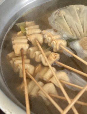 Odeng, baharatlı balık kekinden yapılan popüler bir Kore sokak yiyeceğidir. Sıcak ve lezzetli bir çorbada şişlenip servis edilir. Genellikle sos ile eşleştirildiğinde, rahatlatıcı ve lezzetli bir aperatiftir..