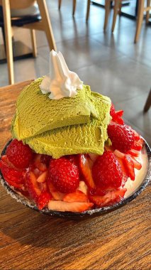 Tüylü buzlu, canlı meyveler ve tatlı malzemelerle kaplı ferahlatıcı bir bingsu kasesi. Yaz ziyafetleri için mükemmel. Bu Kore tatlısı hoşgörü ve hazzın özünü yakalıyor..