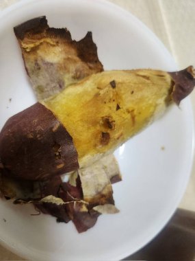 Kavrulmuş tatlı patates, hafif kavrulmuş deri ve yumuşak, altın kaplama, sıcak rengini, hassas dokusunu ve doğal tatlılığını detaylı bir şekilde gösteriyor.