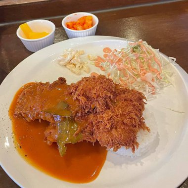 Çıtır tonkatsu, Japon usulü kızarmış domuz pirzolası dilimlenmiş lahana ve tuzlu sosla servis edilir. Lezzetli bir kıtır kıtır doku ve sulu et dengesi.