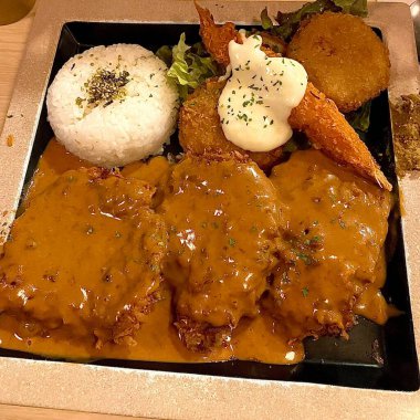 Çıtır tonkatsu, Japon usulü kızarmış domuz pirzolası dilimlenmiş lahana ve tuzlu sosla servis edilir. Lezzetli bir kıtır kıtır doku ve sulu et dengesi.