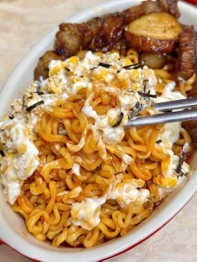 Baharatlı buldak Ramyeon, kremalı, lezzetli mısır peyniriyle eşleştirilmiş ateşli erişteler, her lokmada mükemmel bir sıcaklık dengesi ve zengin tatlar yaratıyor. Baharatlı yemek severler için bir denemeydi..