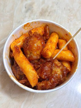 Kızarmış Kore tavuğu, tatlı ve baharatlı sosla mükemmel bir şekilde jölelenmiş. Yemek fotoğrafçılığı ve menüler için idealdir. Bu sevilen yemeğin dayanılmaz çıtırtısını ve lezzetini sergiler..