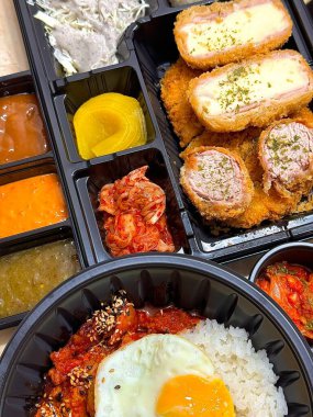 Çıtır tonkatsu, Japon usulü kızarmış domuz pirzolası dilimlenmiş lahana ve tuzlu sosla servis edilir. Lezzetli bir kıtır kıtır doku ve sulu et dengesi.