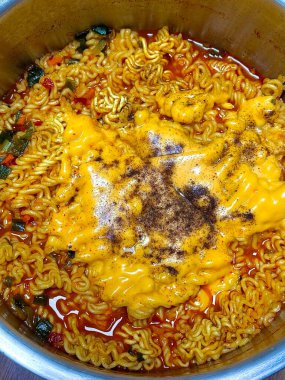 Ramyeon ya da Ramyun 'a yakın olan Shin Ramyun, baharatlı bir Kore usulü çorba şehriyesi. Ramyeon ya da yumurtalı Kore eriştesi Kore yemeği tarzı.