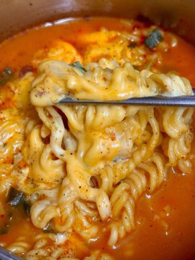 Ramyeon ya da Ramyun 'a yakın olan Shin Ramyun, baharatlı bir Kore usulü çorba şehriyesi. Ramyeon ya da yumurtalı Kore eriştesi Kore yemeği tarzı.