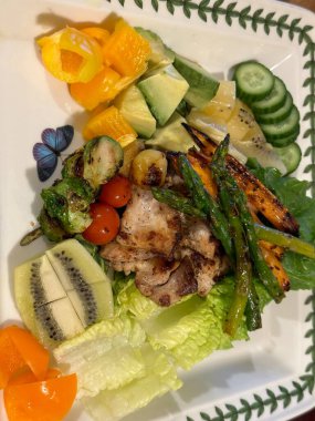 Taze salata taze yapraklı sebzeler, dilimlenmiş sebzeler ve rengarenk malzemelerin karışımı sağlıklı, canlı ve ferahlatıcı bir tat yaratmak için bir araya getirilmiş.