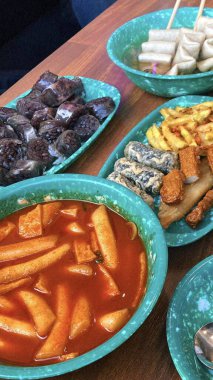 Popüler bir Kore sokak yemeği olan Bunsik, tteokbokki, odeng ve gimbap gibi çeşitli yemekleri içerir. Lezzetli, rahatlatıcı bir aperatif. Pek çok kişi tarafından sevilir. Sıradan buluşmalar ya da ısırıklar için mükemmeldir..