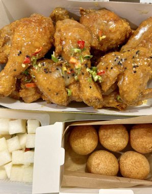 Kızarmış Kore tavuğu, tatlı ve baharatlı sosla mükemmel bir şekilde jölelenmiş. Yemek fotoğrafçılığı ve menüler için idealdir. Bu sevilen yemeğin dayanılmaz çıtırtısını ve lezzetini sergiler..