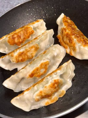 Altın gibi çıtır çıtır ve aromalı lezzetli Kore mandu köftesi. Aperatif, aperatif ya da meze olarak mükemmel. Her lokmada lezzetli bir tat sunuyor..