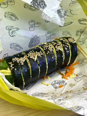 Taze sebzelerle, baharatlı pirinçlerle ve gevrek yosunlara sarılmış lezzetli proteinlerle dolu nefis kimbap dürümleri. Her ısırıkta lezzet ve dokuların mükemmel bir kombinasyonu.