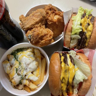 Lezzetli ve aromalı burger ve çıtır çıtır kızarmış tavuk. Lezzetli, çıtır çıtır ve tatmin edici dokuların mükemmel bir kombinasyonu..