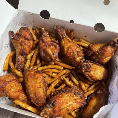 Kızarmış Kore tavuğu, tatlı ve baharatlı sosla mükemmel bir şekilde jölelenmiş. Yemek fotoğrafçılığı ve menüler için idealdir. Bu sevilen yemeğin dayanılmaz çıtırtısını ve lezzetini sergiler..