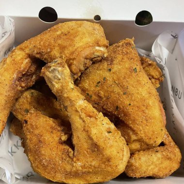 Kızarmış Kore tavuğu, tatlı ve baharatlı sosla mükemmel bir şekilde jölelenmiş. Yemek fotoğrafçılığı ve menüler için idealdir. Bu sevilen yemeğin dayanılmaz çıtırtısını ve lezzetini sergiler..