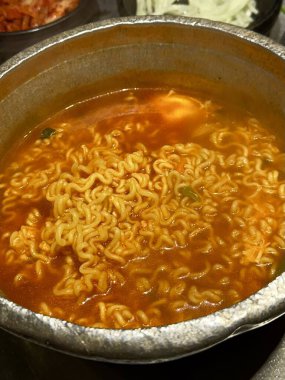 Ramyeon ya da Ramyun 'a yakın olan Shin Ramyun, baharatlı bir Kore usulü çorba şehriyesi. Ramyeon ya da yumurtalı Kore eriştesi Kore yemeği tarzı.