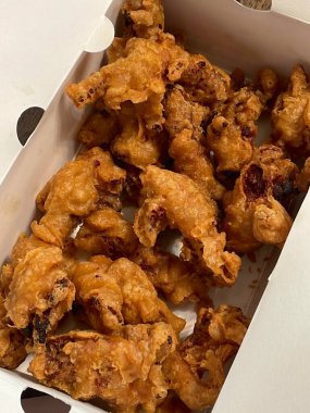 Crispy fried chicken with golden, crunchy skin and juicy, tender meat. A delicious and savory dish, perfect for any meal, served with dipping sauces or side dishes for extra flavor!