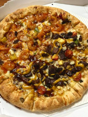 Çıtır kıtır ve lezzetli malzemeli sıcak ve peynirli pizza dilimi. Erimiş iyiliğin mükemmel bir karışımı ve doyurucu bir konfor yemeği favorisi için cesur bir lezzet..