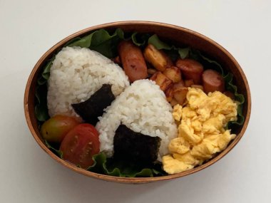 Geleneksel Kore dozirak beslenme çantası. Pilav, kimçi, kızarmış sebze ve proteinle güzelce paketlenmiş. Sağlıklı ve lezzetli bir yemek. Otantik Kore lezzetlerinin tadını çıkarmak için ideal..