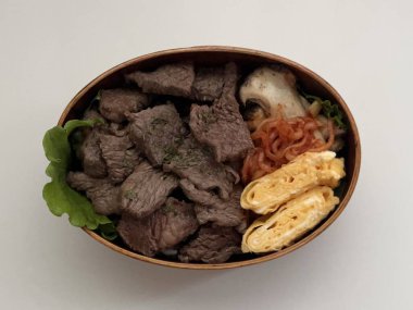 Geleneksel Kore dozirak beslenme çantası. Pilav, kimçi, kızarmış sebze ve proteinle güzelce paketlenmiş. Sağlıklı ve lezzetli bir yemek. Otantik Kore lezzetlerinin tadını çıkarmak için ideal..