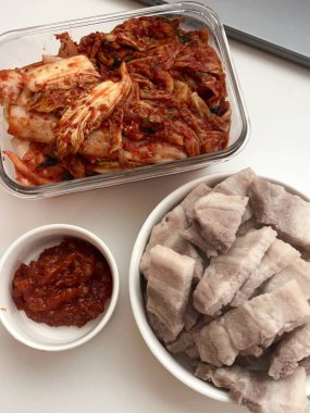 Suyuk, geleneksel Kore usulü haşlanmış domuz dilimleri, yumuşak ve sulu, genellikle tuzlu karides sosu, sarımsak ve ssamjang ile servis edilir. Lezzetli ve dengeli bir ısırık için salataya sarmak için mükemmel..