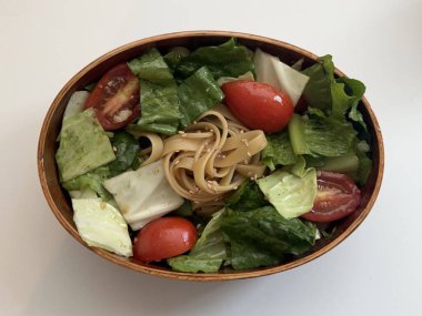 Geleneksel bir Kore dozirak 'ı. Pirinç, çeşitli banchan ve tuzlu proteinlerle güzelce düzenlenmiş. Dengeli ve görsel olarak davetkâr, canlı lezzetlerle dolu taşınabilir bir yemek..