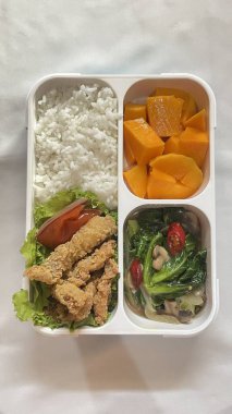 Geleneksel bir Kore dozirak 'ı. Pirinç, çeşitli banchan ve tuzlu proteinlerle güzelce düzenlenmiş. Dengeli ve görsel olarak davetkâr, canlı lezzetlerle dolu taşınabilir bir yemek..