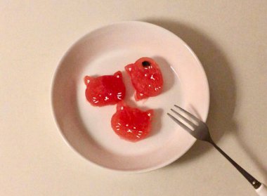 Hoş jöle, neşeli şekiller ve parlak renkler, pürüzsüz, parlak dokular ve eğlenceli tasarımlar, bunu her yaş için çekici ve zevkli kılıyor.