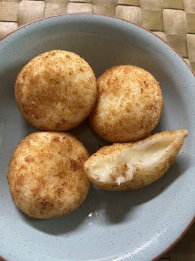 Çıtır çıtır ve çiğnenmiş cimol, tapyoka unundan yapılmış popüler bir Endonezya sokak atıştırmalığı. Isırık büyüklüğünde ve baharatlı ve lezzetli soslara batırmak için mükemmel, bağımlılık yapıcı bir doku ve lezzet sunuyor.!