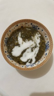 Hindistan cevizi sütüyle pişirilen mung fasulyesinden yapılan Bubur kacang hijau, kremalı ve zengin aromalı sıcak servis edilir, genellikle geleneksel Endonezya tatlısı veya atıştırmalığı olarak kullanılır.