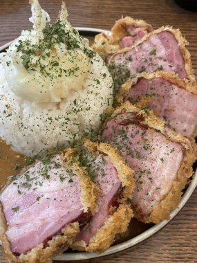 Çıtır tonkatsu, Japon usulü kızarmış domuz pirzolası dilimlenmiş lahana ve tuzlu sosla servis edilir. Lezzetli bir kıtır kıtır doku ve sulu et dengesi.