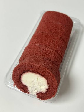 Yumuşak ve yumuşak kremalı ekmek, tatlı, ipeksi krema ile dolu, mükemmel bir lokma yastık dokusu sunuyor ve zengin, kremsi hoşgörü her lezzetli lokmada.