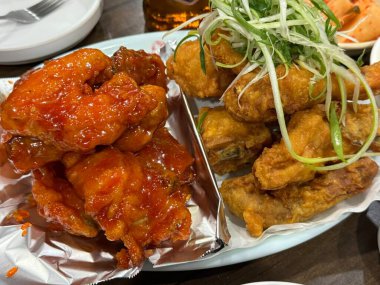 Kızarmış Kore tavuğu, tatlı ve baharatlı sosla mükemmel bir şekilde jölelenmiş. Yemek fotoğrafçılığı ve menüler için idealdir. Bu sevilen yemeğin dayanılmaz çıtırtısını ve lezzetini sergiler..