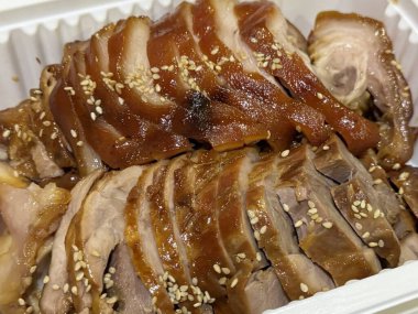 Jokbal, Kore usulü ağır ateşte pişmiş domuz eti. Soya, sarımsak ve baharatlı lezzetli bir sosta yavaş yavaş pişiyor. Yumuşak ve lezzetli, genellikle marul, sarımsak ve ssamjang ile servis edilir.